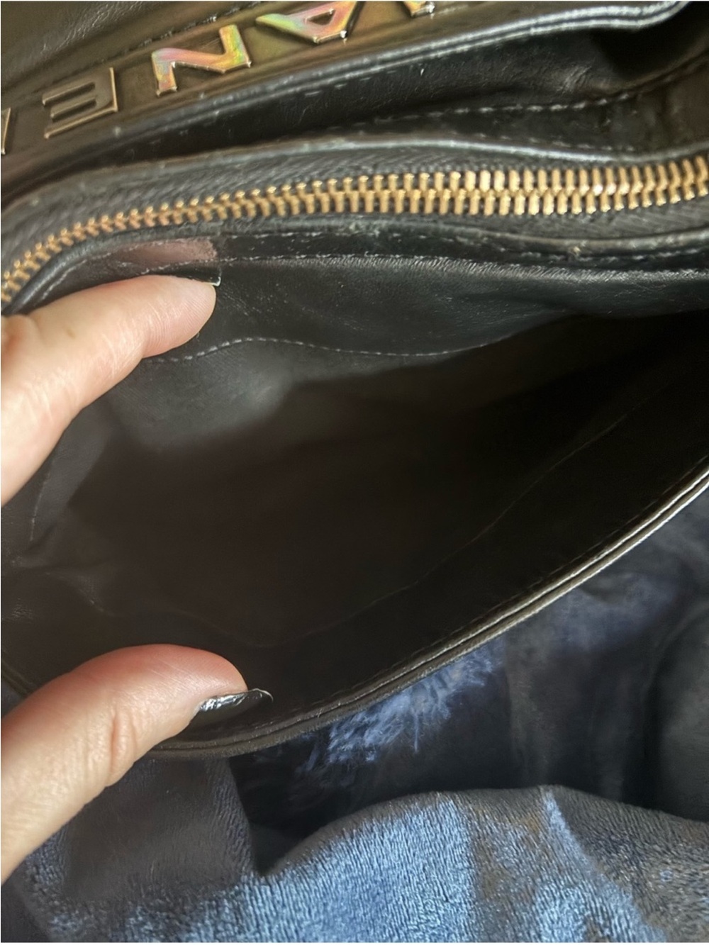 Chanel Lambskin skin with embossed lettering - Picture 7 of 11